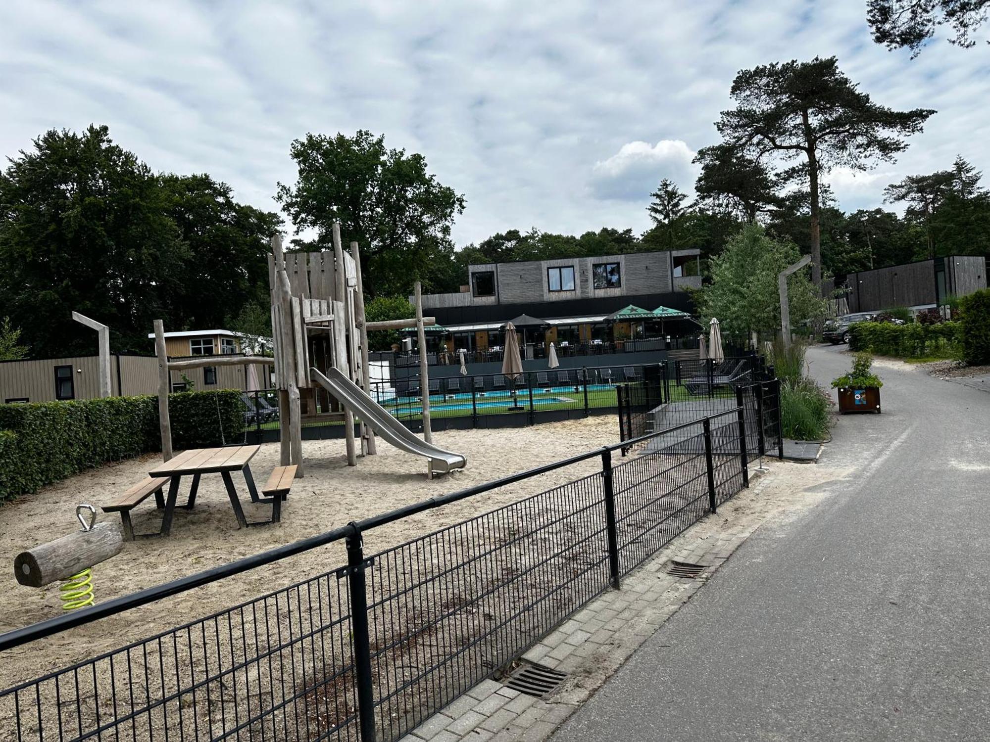 Dubbele Chalet Op Recreatiepark Topparken Op De Veluwe In Beekbergen Met Grote Vrije Tuin En Eigen Parkeerplaats エクステリア 写真